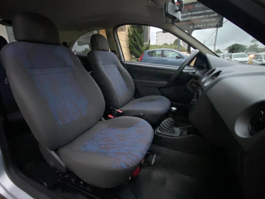 CHEVROLET - CELTA - 2010/2011 - Prata - R$ 33.900,00