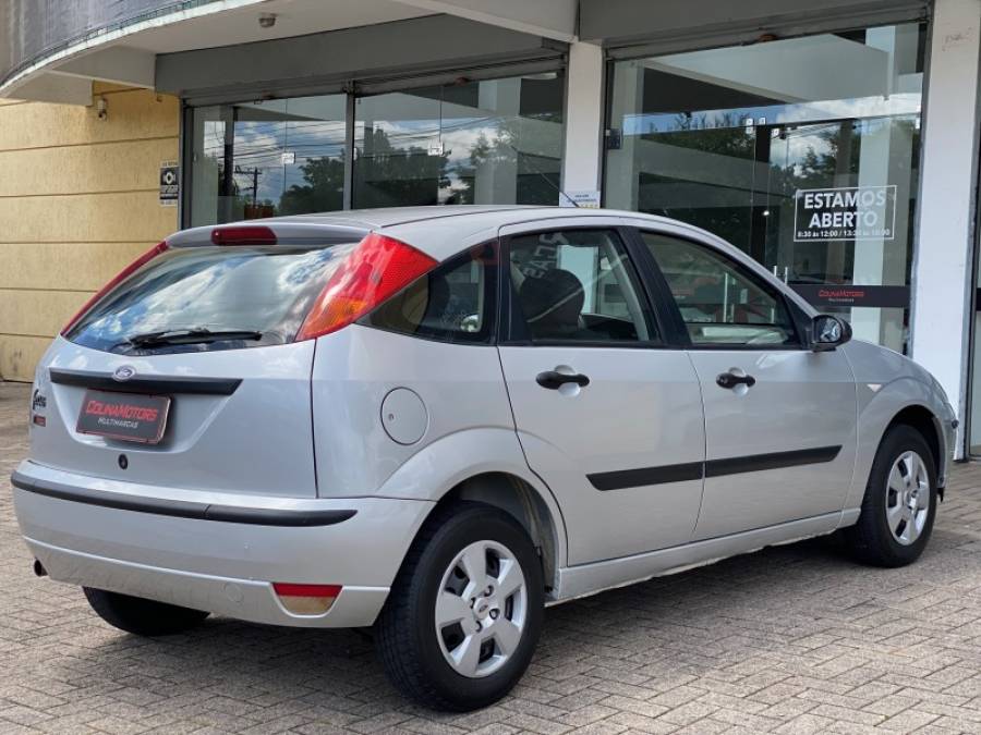 FORD - FOCUS - 2005/2006 - Prata - R$ 28.900,00