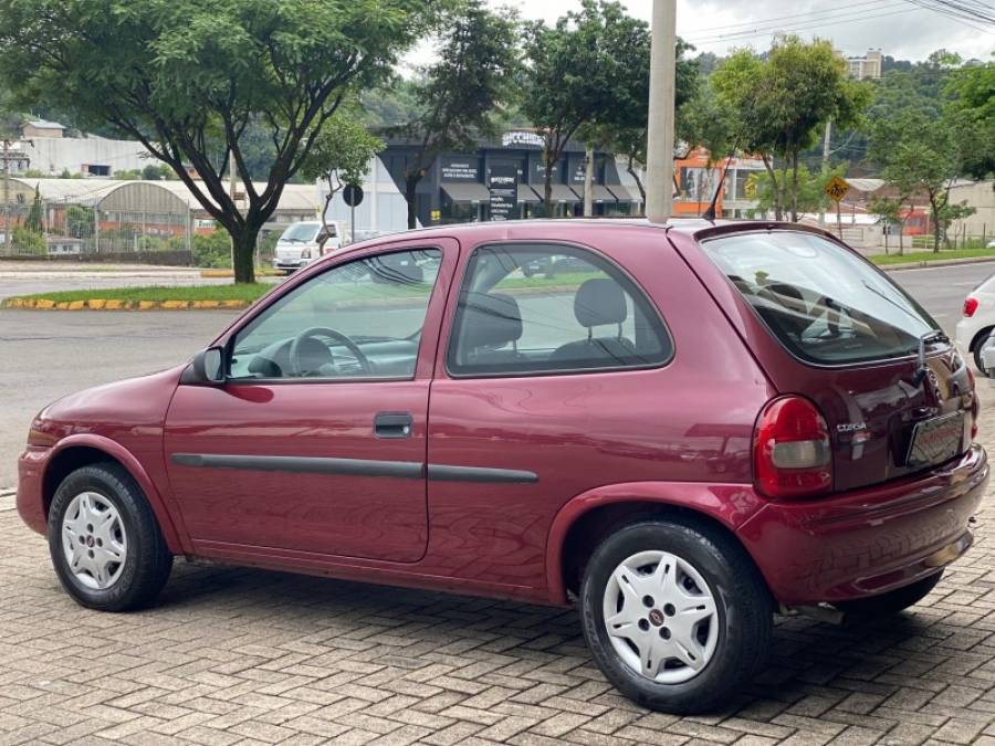 CHEVROLET - CORSA - 2000/2001 - Vermelha - R$ 17.900,00