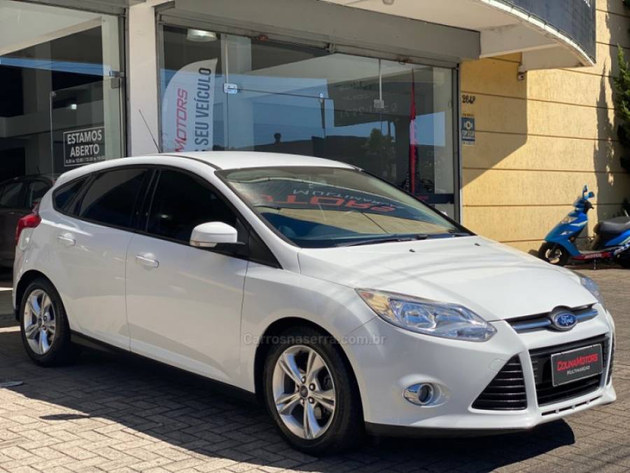 FORD - FOCUS - 2014/2015 - Branca - R$ 56.900,00