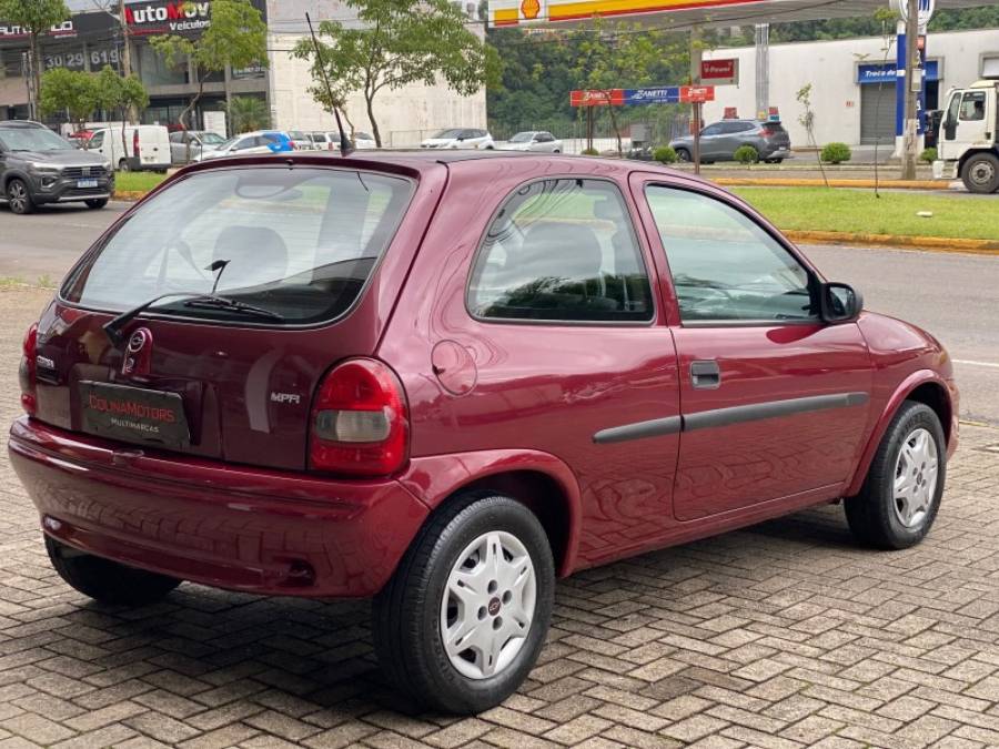 CHEVROLET - CORSA - 2000/2001 - Vermelha - R$ 17.900,00