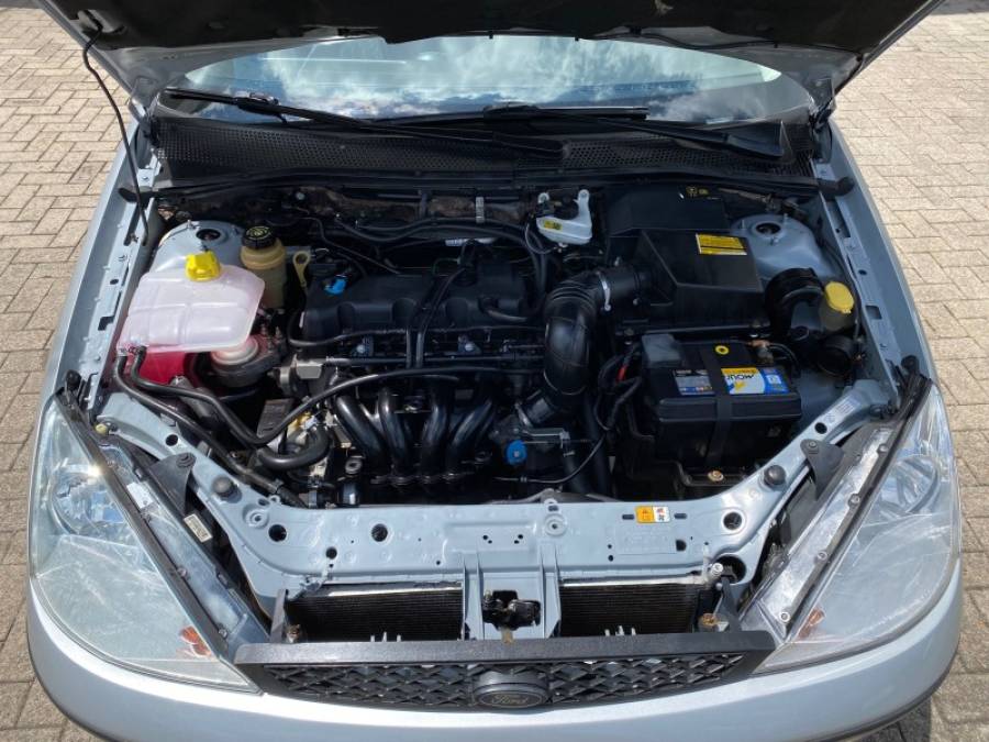 FORD - FOCUS - 2005/2006 - Prata - R$ 28.900,00