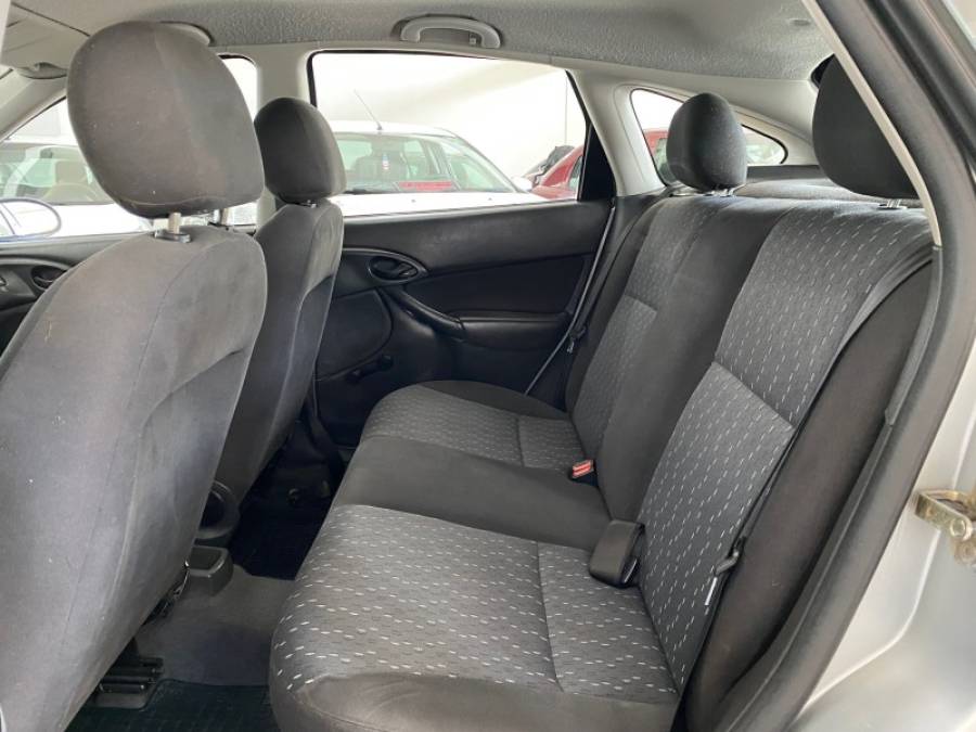 FORD - FOCUS - 2005/2006 - Prata - R$ 28.900,00