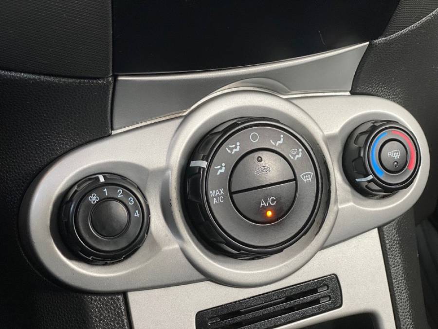 FORD - FIESTA - 2015/2015 - Vermelha - R$ 47.900,00