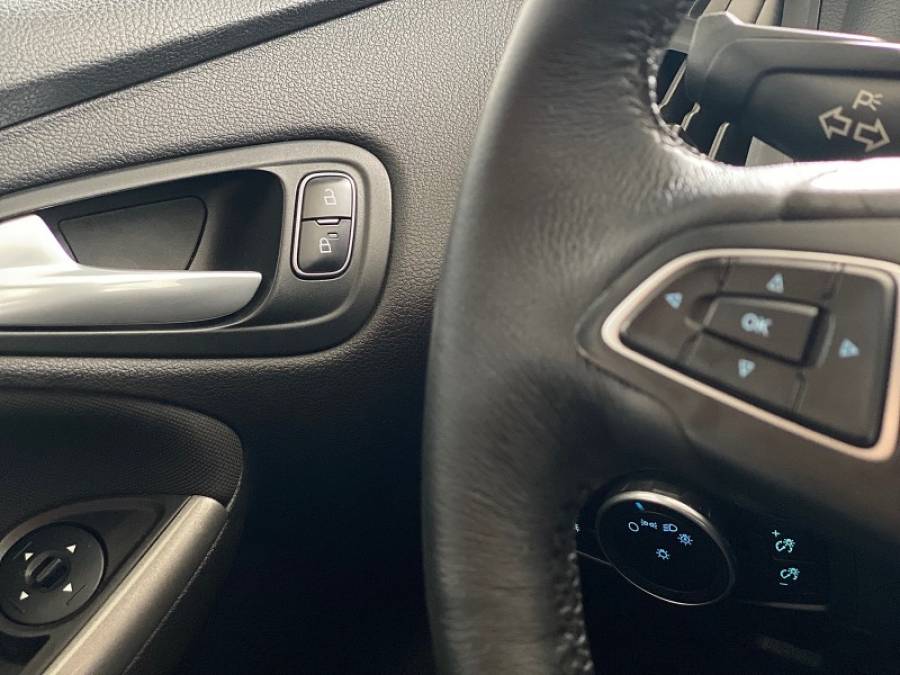 FORD - FOCUS - 2016/2016 - Preta - R$ 57.900,00