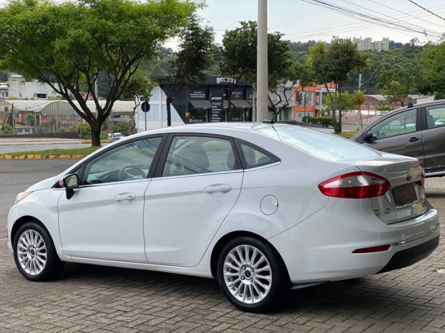 FORD - FIESTA - 2015/2015 - Branca - R$ 52.900,00