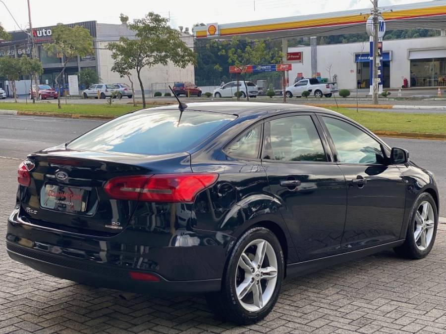 FORD - FOCUS - 2015/2016 - Preta - R$ 59.900,00