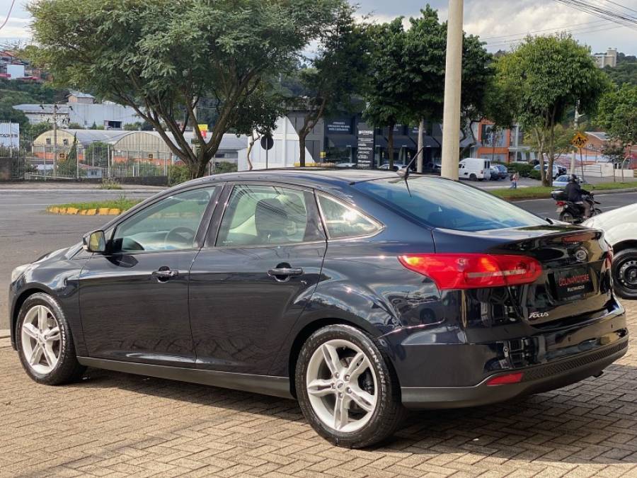 FORD - FOCUS - 2015/2016 - Preta - R$ 59.900,00