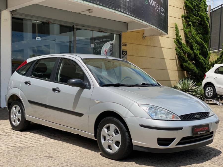 FORD - FOCUS - 2005/2006 - Prata - R$ 28.900,00