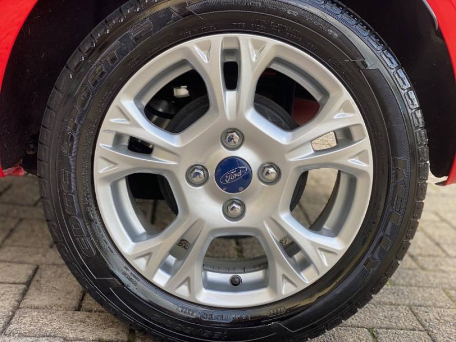 FORD - FIESTA - 2015/2015 - Vermelha - R$ 47.900,00