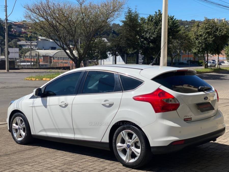 FORD - FOCUS - 2014/2015 - Branca - R$ 56.900,00