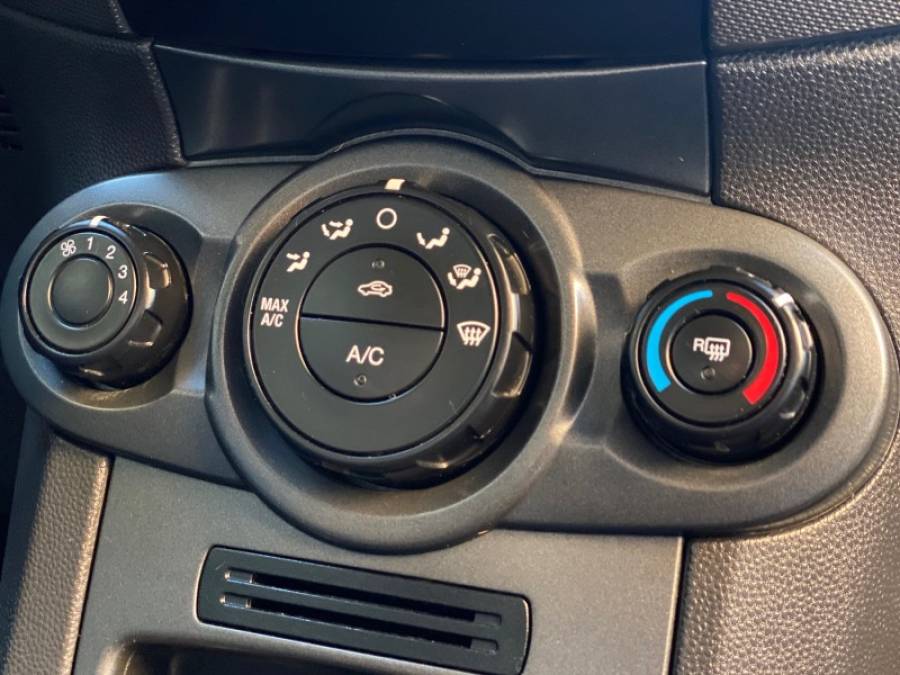 FORD - FIESTA - 2015/2015 - Prata - R$ 45.900,00