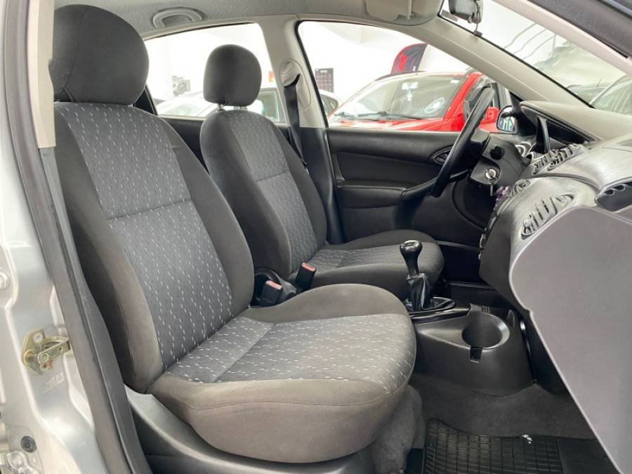 FORD - FOCUS - 2005/2006 - Prata - R$ 28.900,00