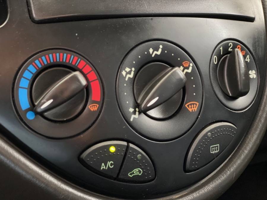 FORD - FOCUS - 2005/2006 - Prata - R$ 28.900,00