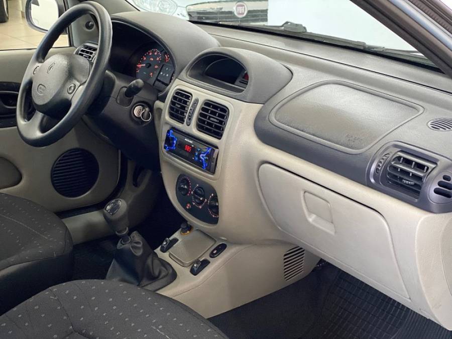 RENAULT - CLIO - 2003/2004 - Prata - R$ 25.900,00