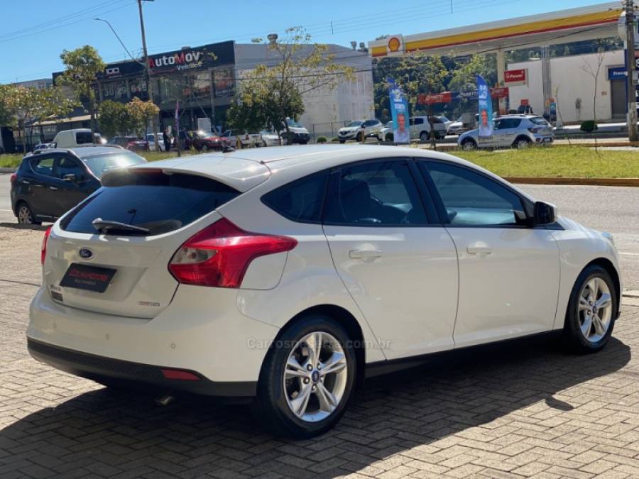 FORD - FOCUS - 2014/2015 - Branca - R$ 56.900,00