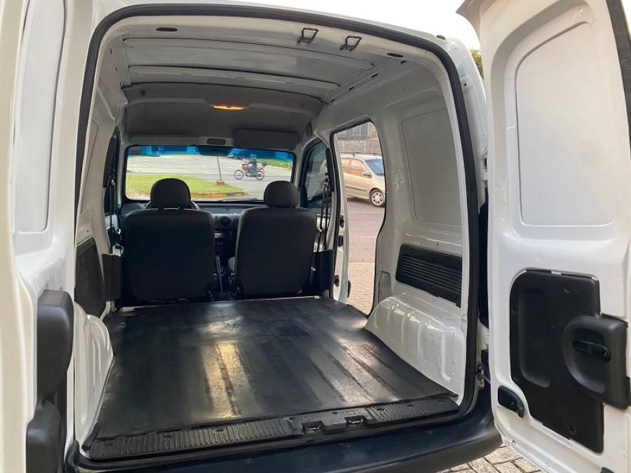 RENAULT - KANGOO - 2014/2015 - Branca - R$ 45.900,00