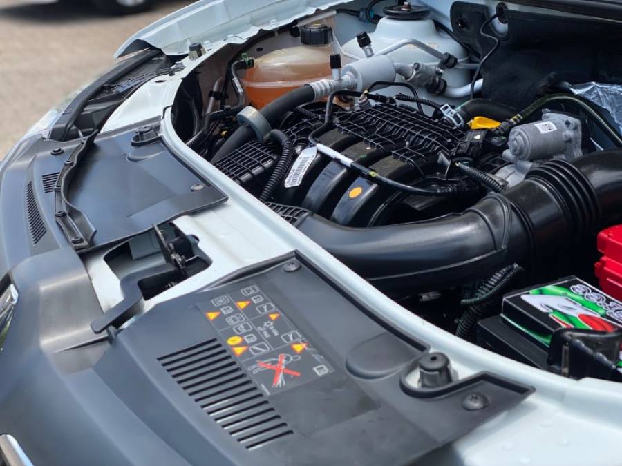 RENAULT - SANDERO - 2018/2018 - Branca - R$ 44.900,00