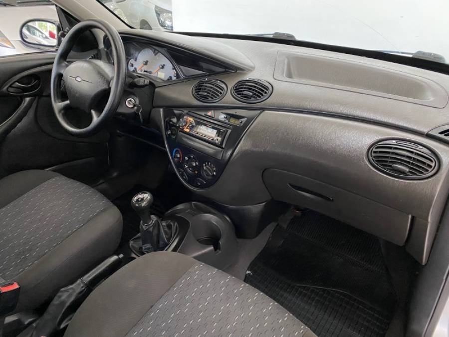 FORD - FOCUS - 2005/2006 - Prata - R$ 28.900,00