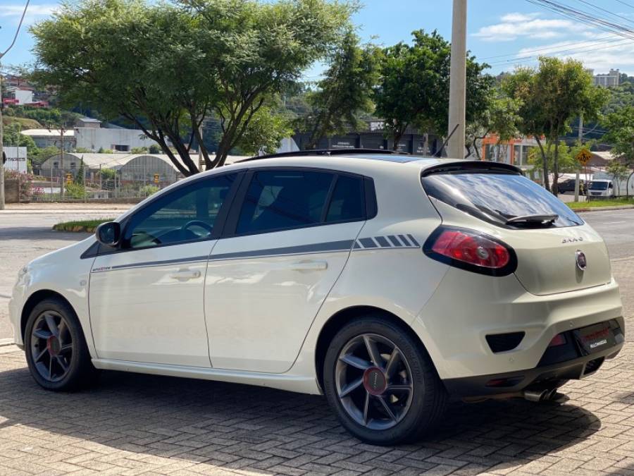 FIAT - BRAVO - 2016/2016 - Branca - R$ 57.900,00