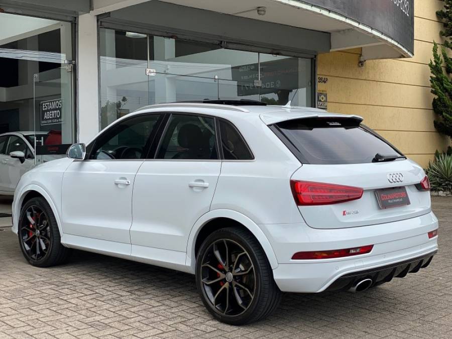 AUDI - RS Q3 - 2015/2016 - Branca - R$ 204.900,00