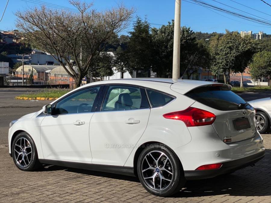 FORD - FOCUS - 2016/2016 - Branca - R$ 64.900,00