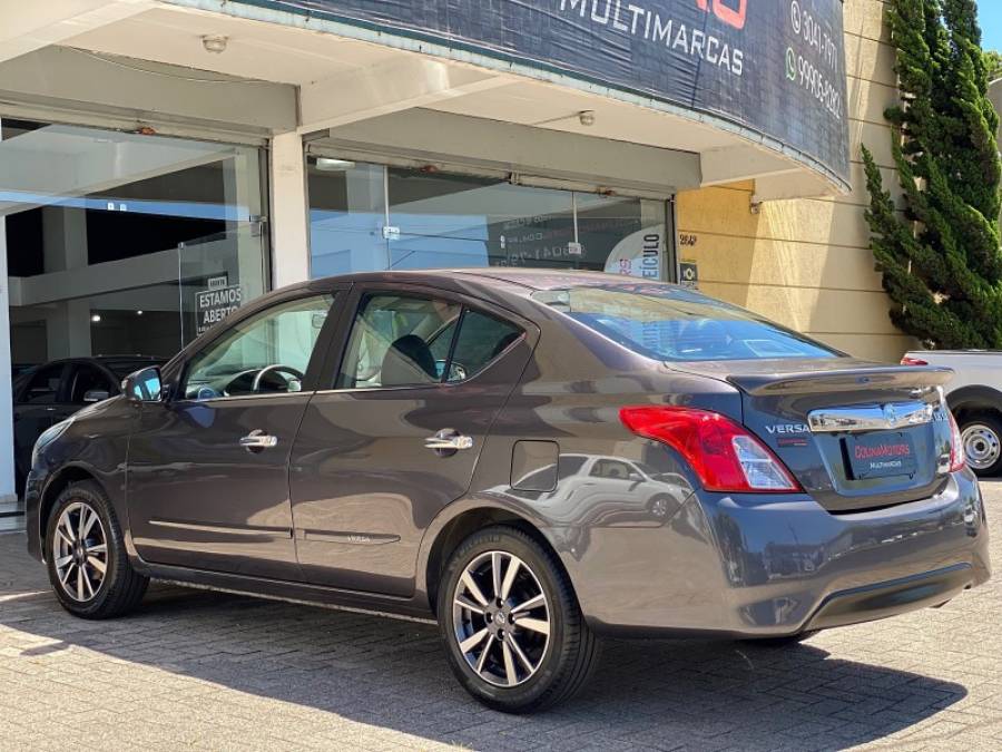NISSAN - VERSA - 2019/2020 - Cinza - R$ 67.900,00